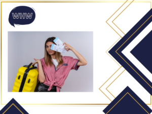 Flug zu buchen: eine-junge-frau-frau-trägt-ein-rotes-hemd-und-hält-einen-gelben-koffer-mit-flugtickets